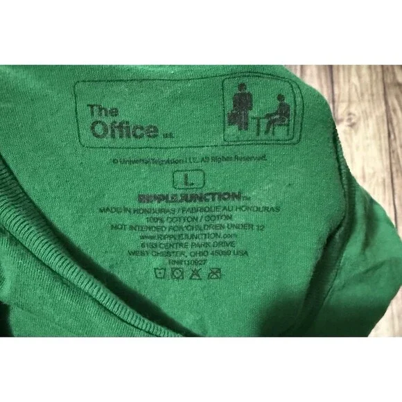 The Office Graphic T Shirt I'm Dreaming of a Dwight Christmas Size Large L Rare - Picture 6 of 7